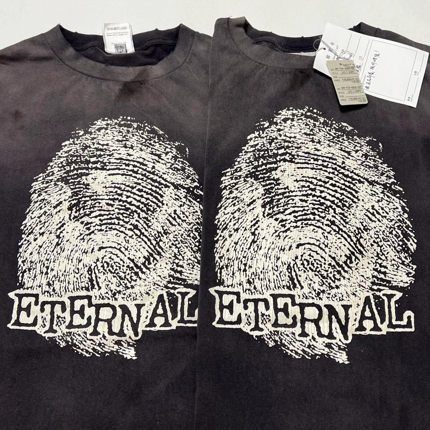 Comparison of printing proofs SAINT Mxxxxxx CHOSEN SS TEE/BLK Burst pattern/fingerprint printing Chosen Tee Washed black S-XL Look for cylindrical fabrics without side seams. Don’t buy open width fabrics anymore. It’s boring. Assute garment dyeing. The whole piece is sprayed with horse-hair spray. Re-spray the heavy parts to fade. The collar and cuffs are frayed. Many hangings are worn. Original consistent main mark/wash mark/with little angel anti-counterfeiting label